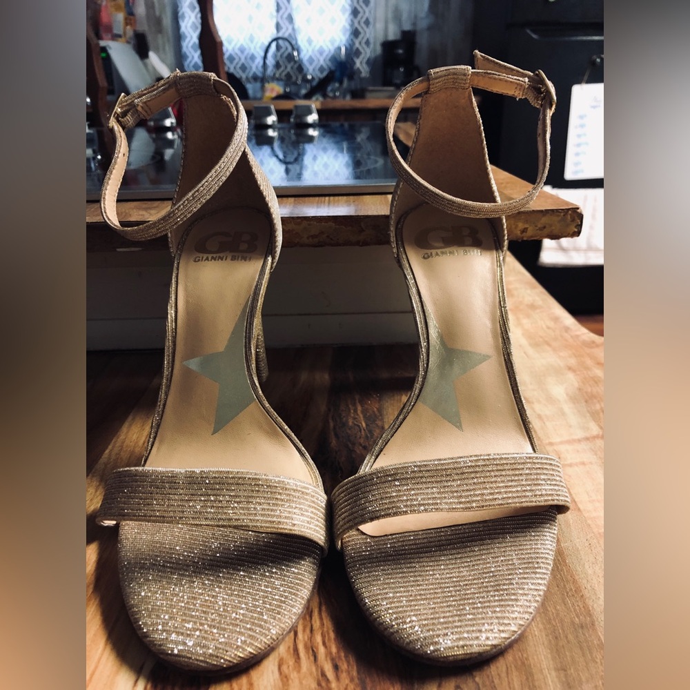 Gianni Bini Gold “ella-quent” fabric ankle strap heels size 6